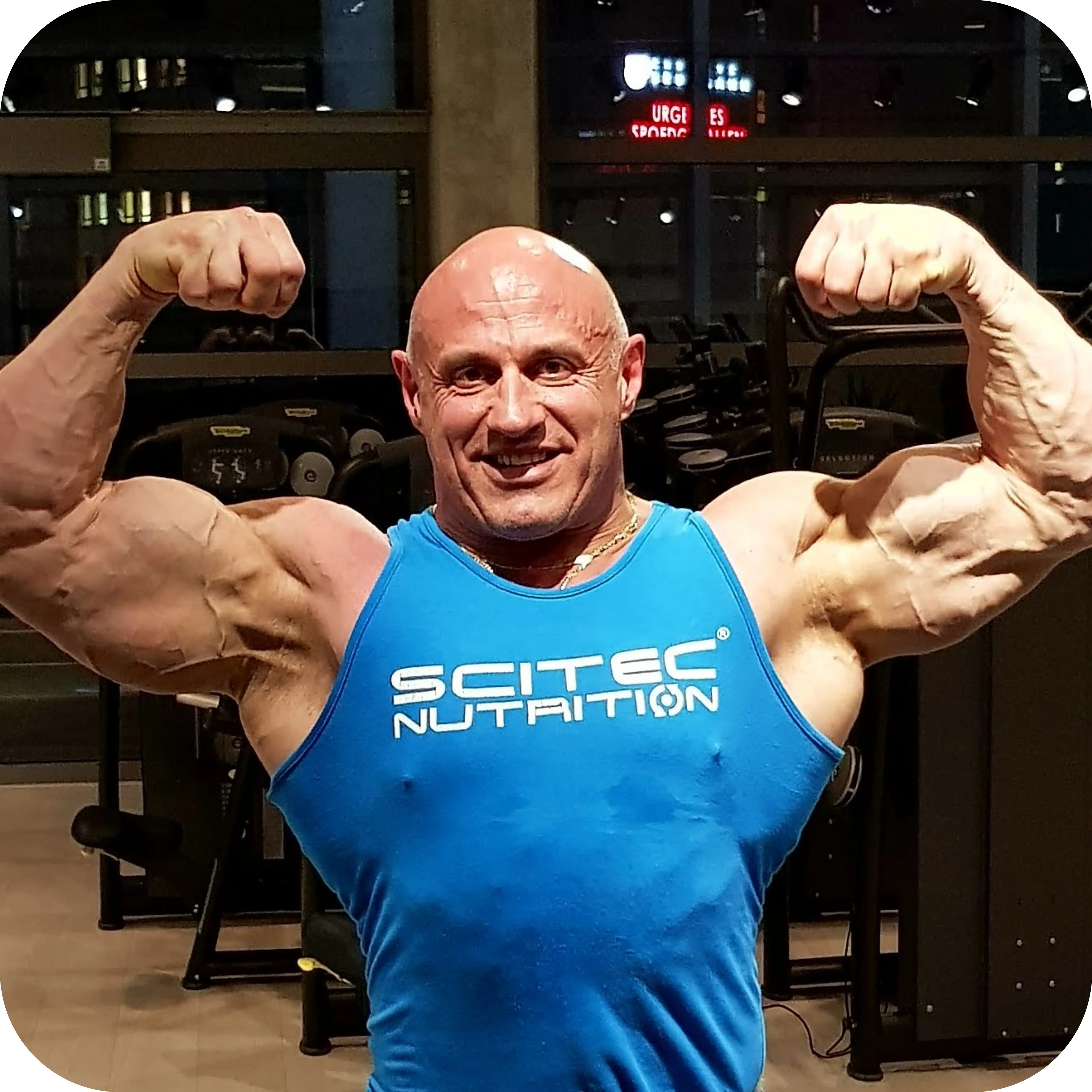 Eric Carpentier qui pose avec ses deux bras musclés