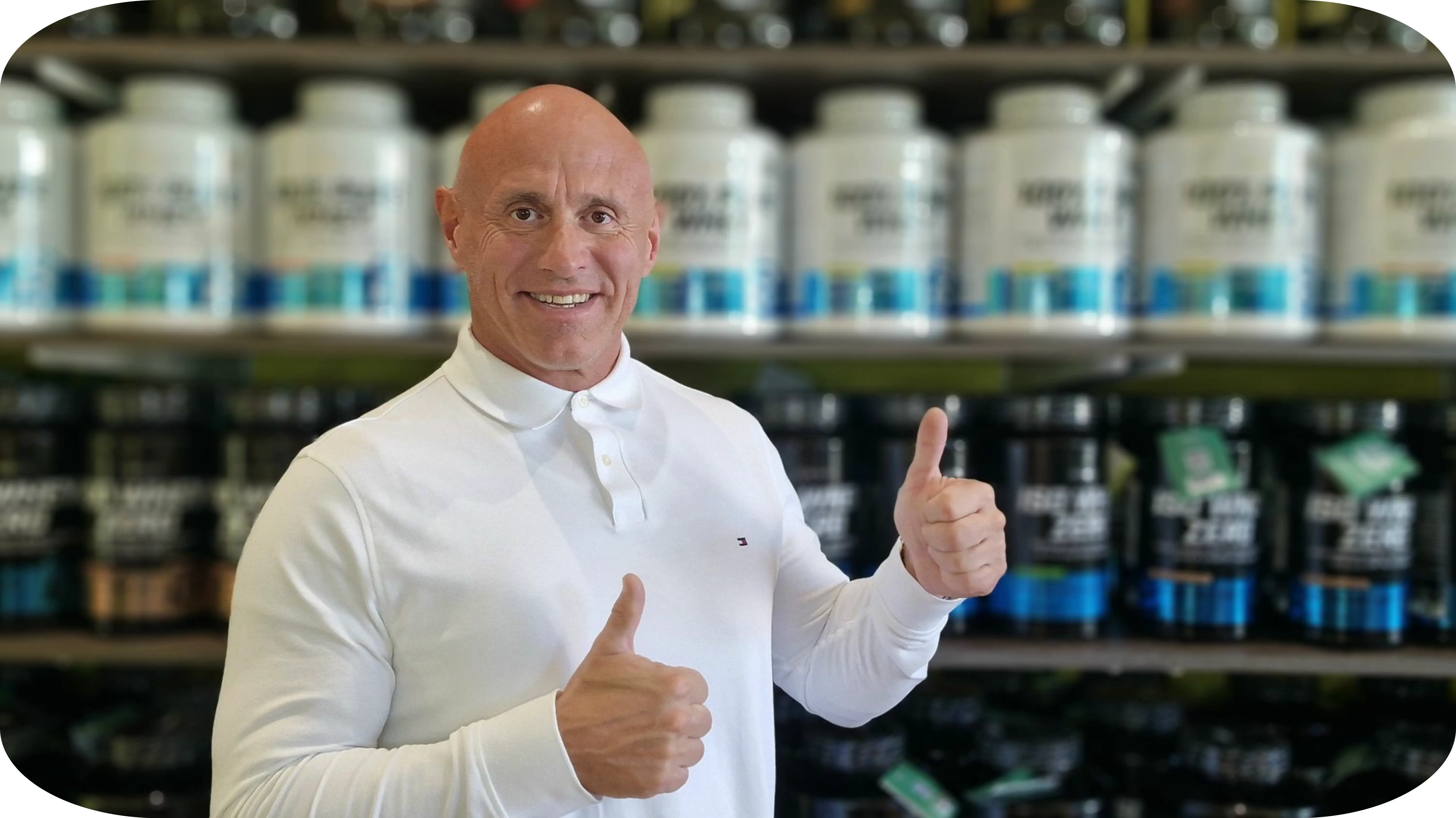 Eric Carpentier qui pose devant ses compléments alimentaires dans la boutique de SFnutrition